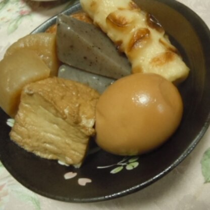 (・∀・(・∀・*)ｵｰﾊｰ♪
卵だけ濃い口で煮たもの使ったの（謝）関西風よりお上品な感じがあるね❤ホクホクなお夕食になったわ～＾＾うまごっちです❤